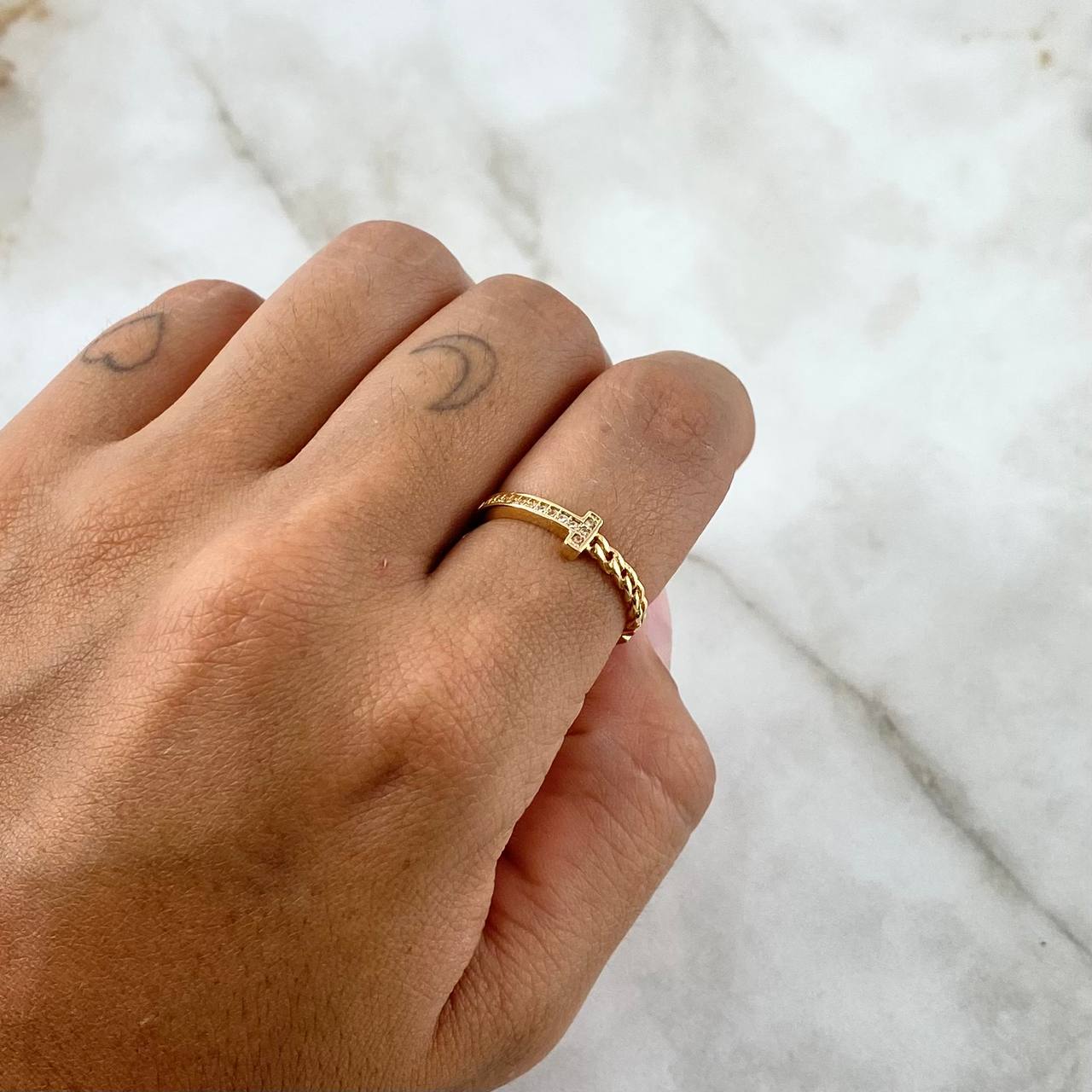 Anillo Medio Cubano T 2.05gr / T6 3/4 / Circones Blancos Oro Amarillo 18K ©