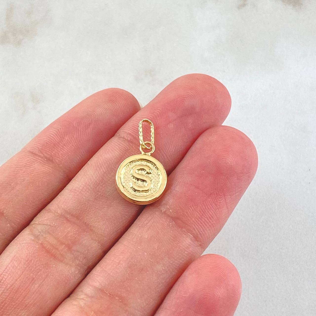 Dije Letra S 0.6gr / 1.9cm / Oro Amarillo 18K