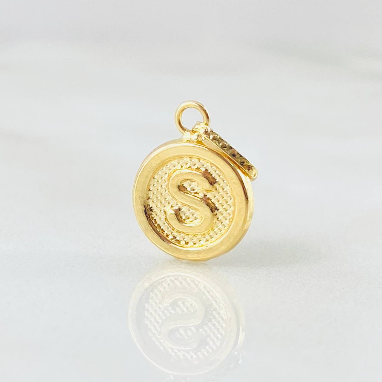 Dije Letra S 0.6gr / 1.9cm / Oro Amarillo 18K