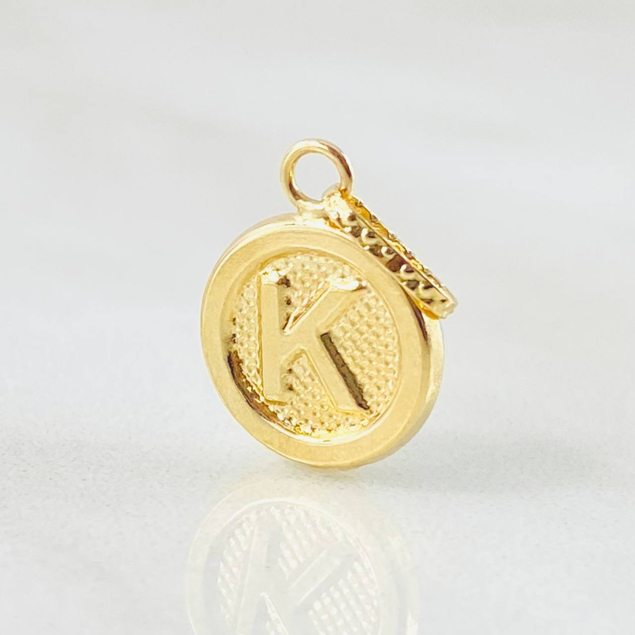 Dije Letra K 0.6gr / 2cm / Oro Amarillo 18K ©