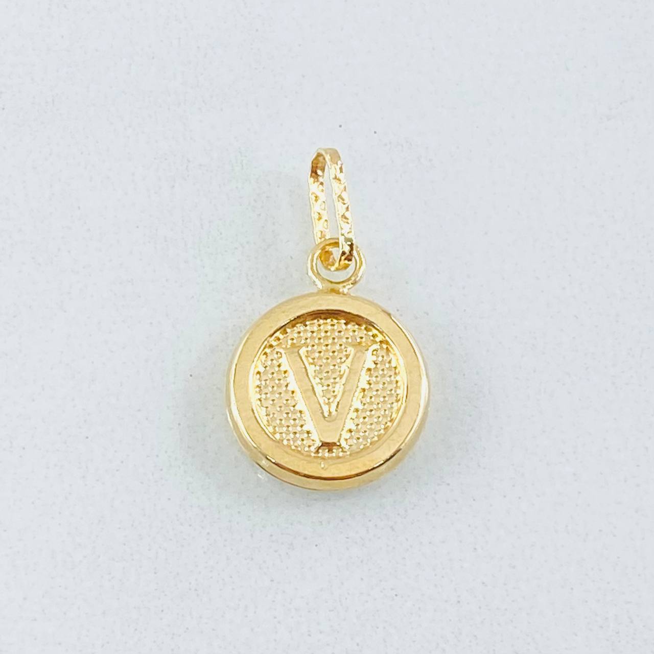 Dije Letra V 0.6gr / 1.9cm / Oro Amarillo 18K