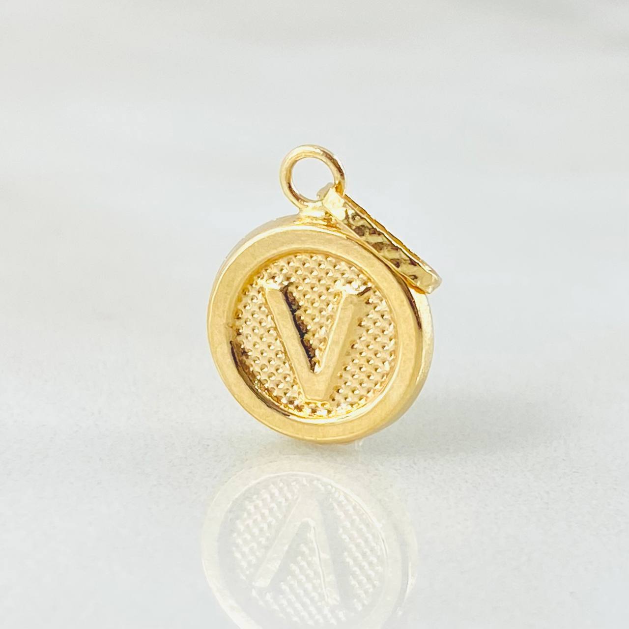 Dije Letra V 0.55gr / 1.9cm / Oro Amarillo 18K