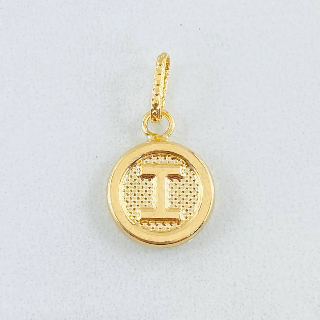 Dije Letra I 0.5gr / 2cm / Oro Amarillo 18K *