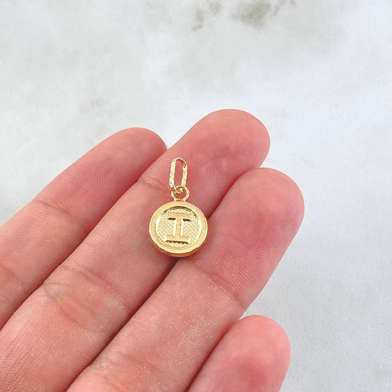Dije Letra I 0.5gr / 2cm / Oro Amarillo 18K *