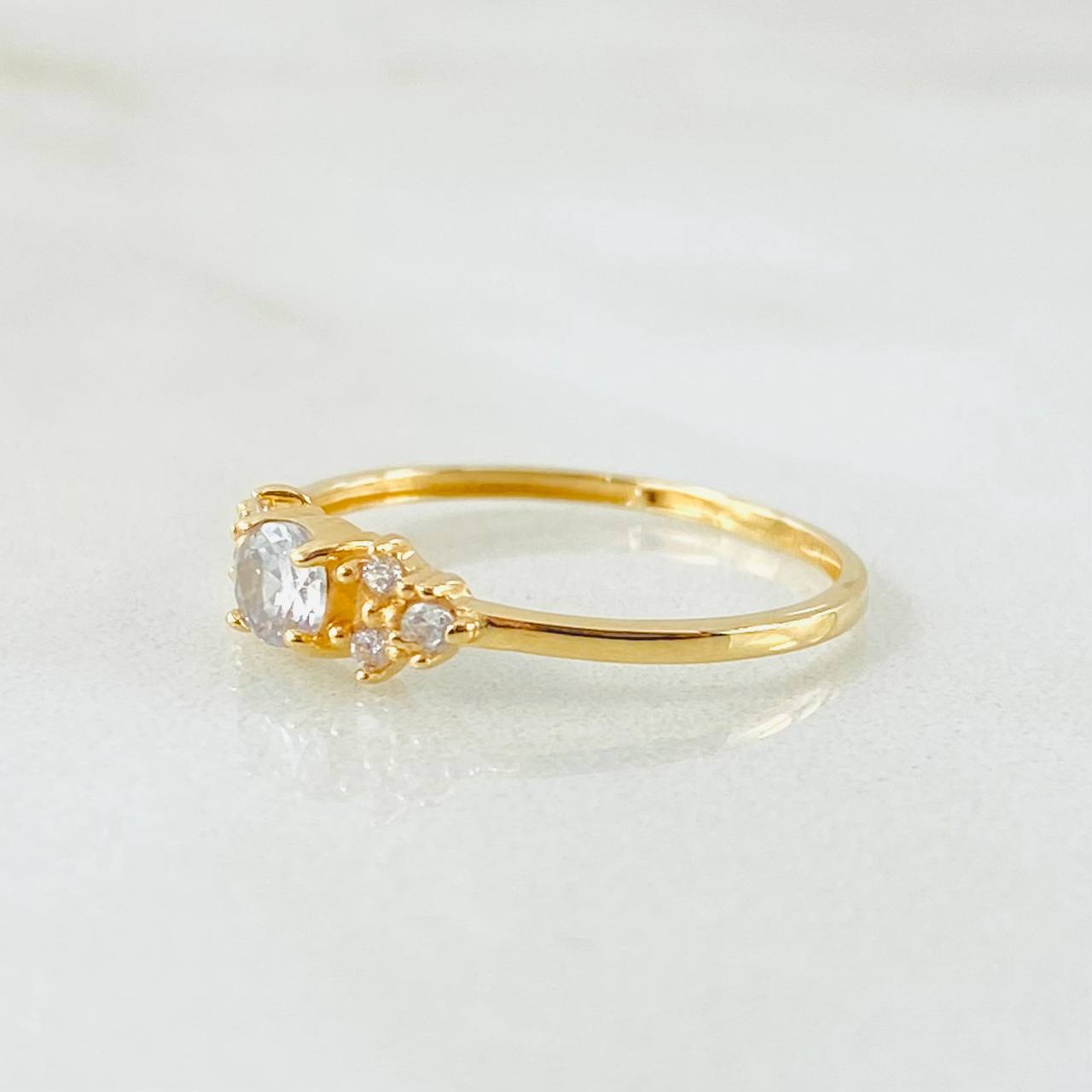 Anillo Solitario Trío Chispa 1.05gr / T5 1/4 / Oro Amarillo 18K *