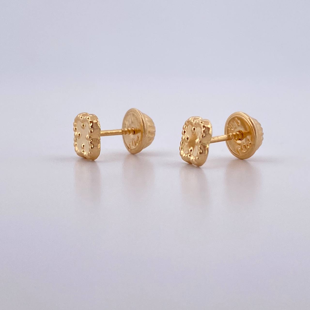 Topos Trebol 0.55gr / 5.3mm Lisos Oro Amarillo 18K &