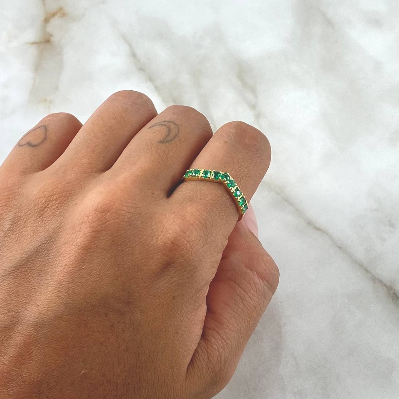 Anillo Tiara en V 2.15gr / T7 3/4 / Esmeraldas 27pts Oro Amarillo 18K (Joya)