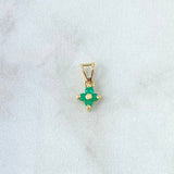 Dije Flor Cuatro Puntas 0.8gr / 1.3cm / Esmeraldas 20pts Oro Amarillo 18K (Joya) ©