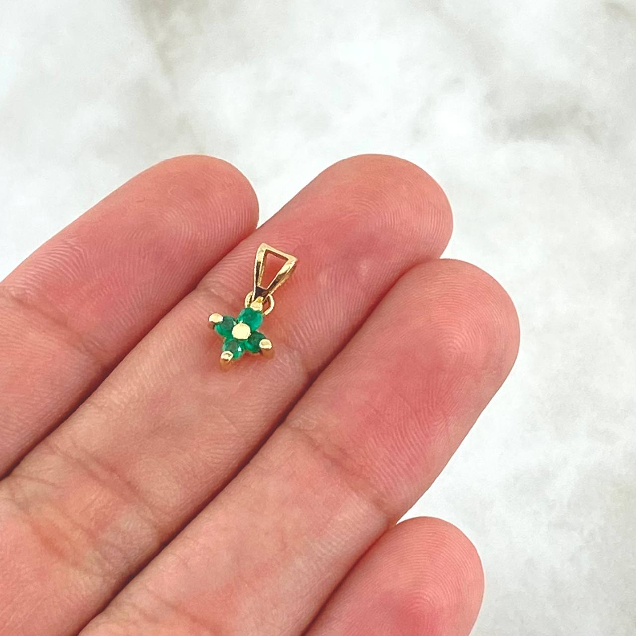 Dije Flor Cuatro Puntas 0.65gr / 1.3cm / Esmeraldas 8pts Oro Amarillo 18K (Joya)