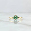 Anillo Sello Flor 1.3gr / T7 / Esmeraldas 7pts Oro Amarillo 18K (Joya) ©
