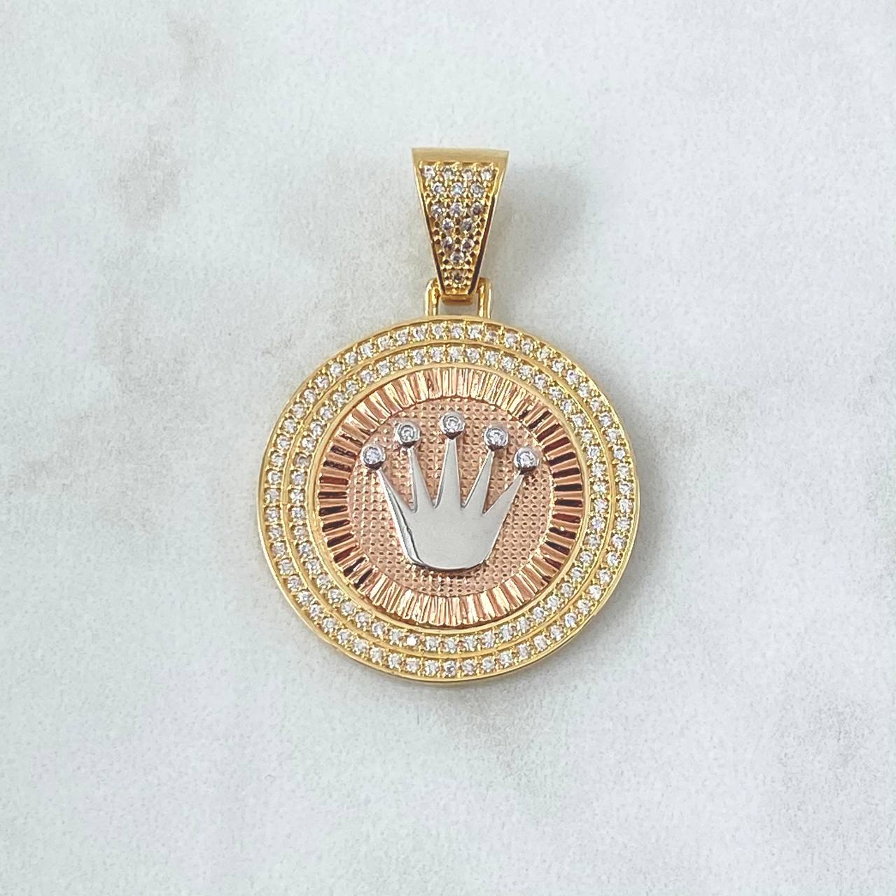 Dije Medalla Corona RX 7.2gr / 4cm / Circones Blancos Tres Oros  18K