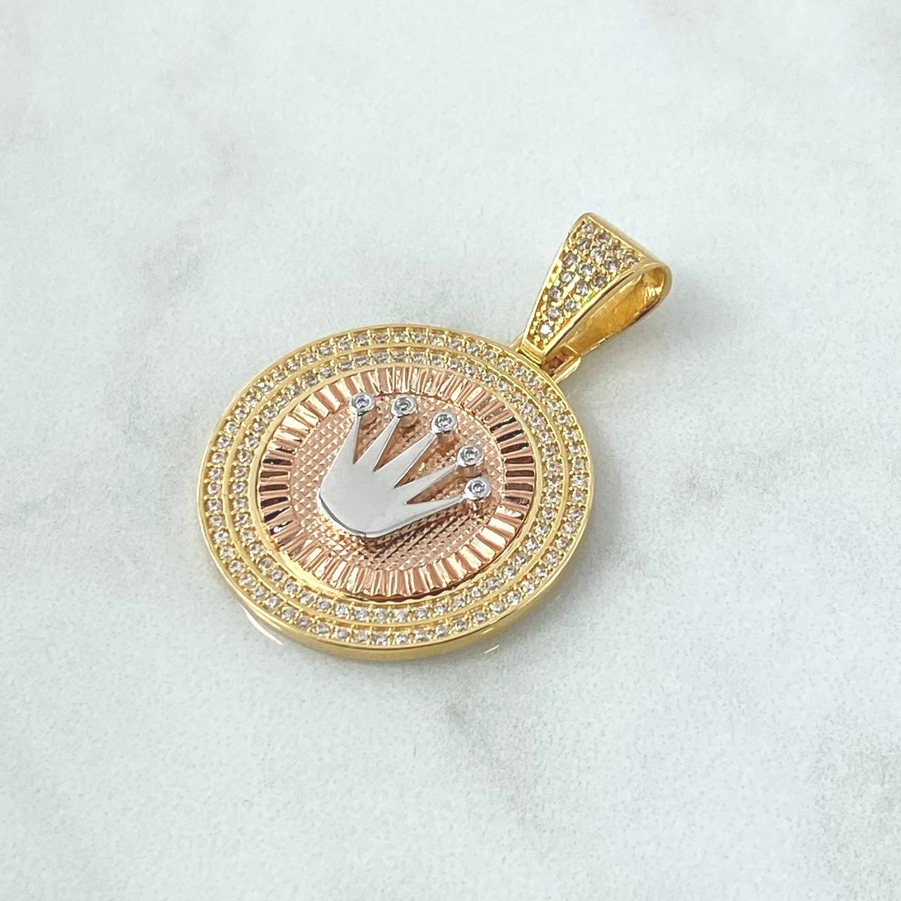 Dije Medalla Corona RX 7.2gr / 4cm / Circones Blancos Tres Oros  18K
