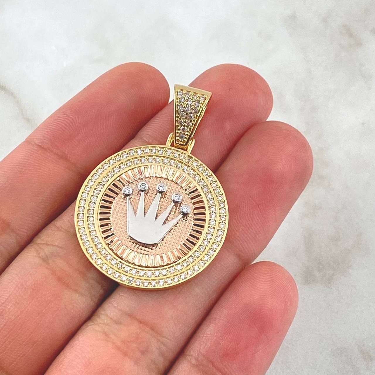 Dije Medalla Corona RX 7.2gr / 4cm / Circones Blancos Tres Oros  18K