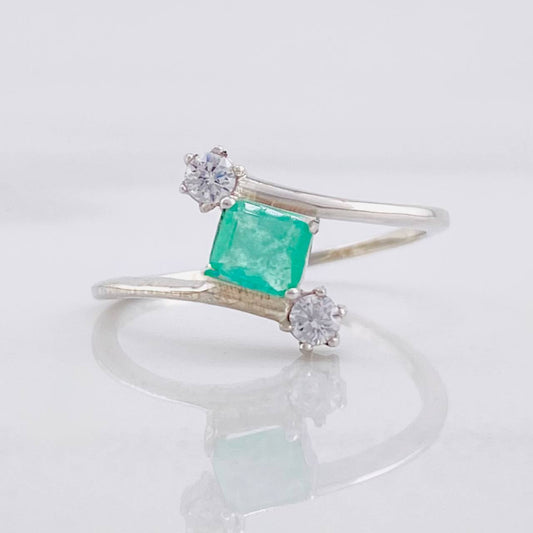 Anillo Abrazo Rombico Esmeralda 33pts 1.4g / T6 1/4 Plata 925