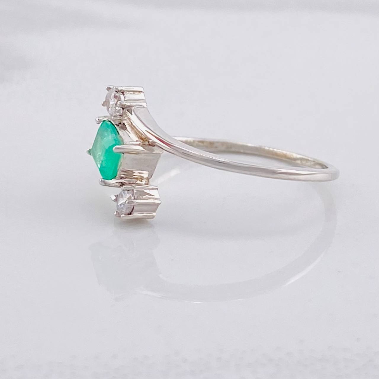 Anillo Abrazo Rombico Esmeralda 33pts 1.4g / T6 1/4 Plata 925