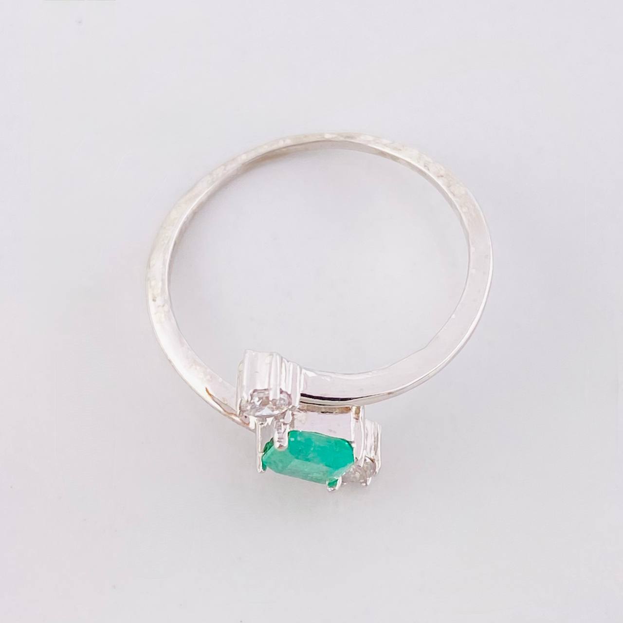 Anillo Abrazo Rombico Esmeralda 33pts 1.4g / T6 1/4 Plata 925