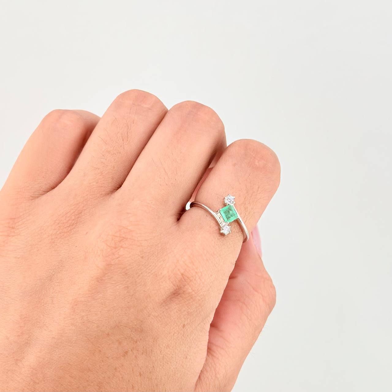 Anillo Abrazo Rombico Esmeralda 33pts 1.4g / T6 1/4 Plata 925