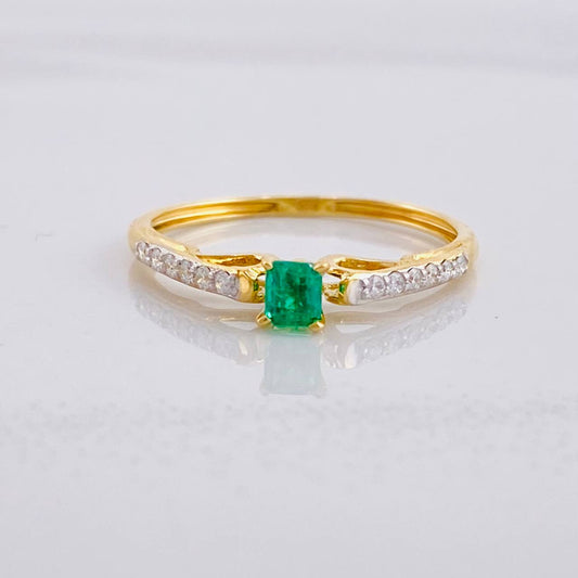 Anillo Solitario Carril Esmeralda 14pts Diamantes 10pts 1.2g / T6 1/4 Oro Amarillo 18K