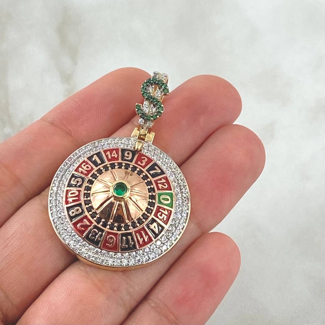 Dije Ruleta Casino 11.9gr / 5cm / Dolar Circones Blancos verdes Tres Oros 18K ©