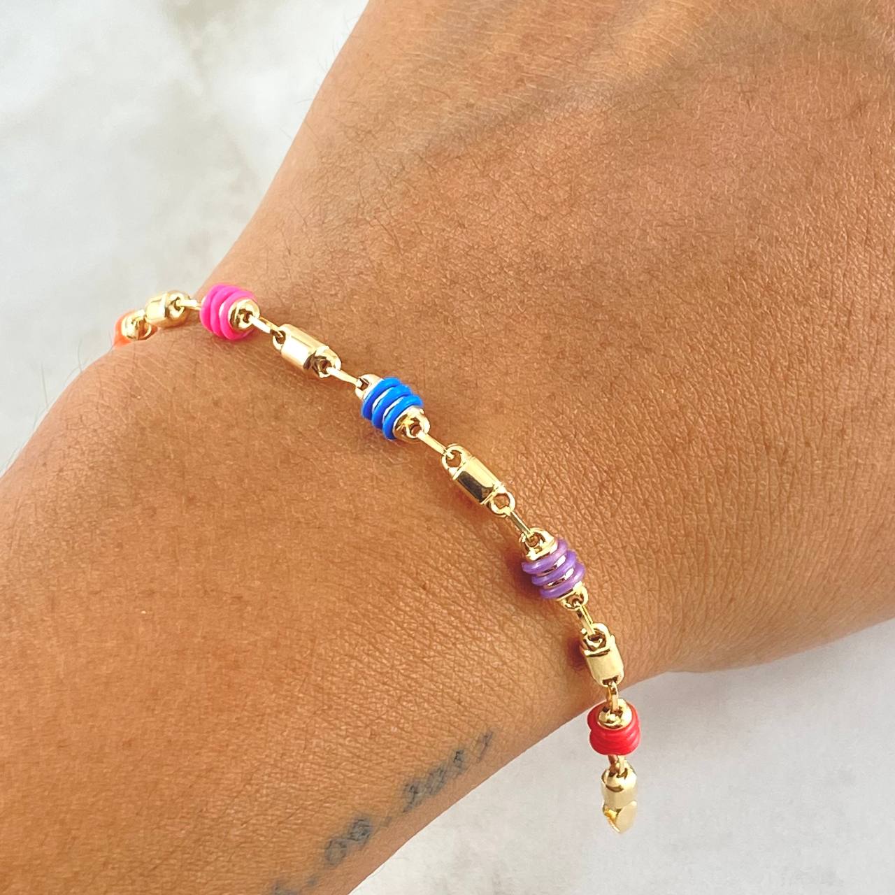 Pulso Rustico Barril Liso 2.65gr / 17.5cm / 3.8mm Cauchos De Colores Oro Amarillo 18K ©
