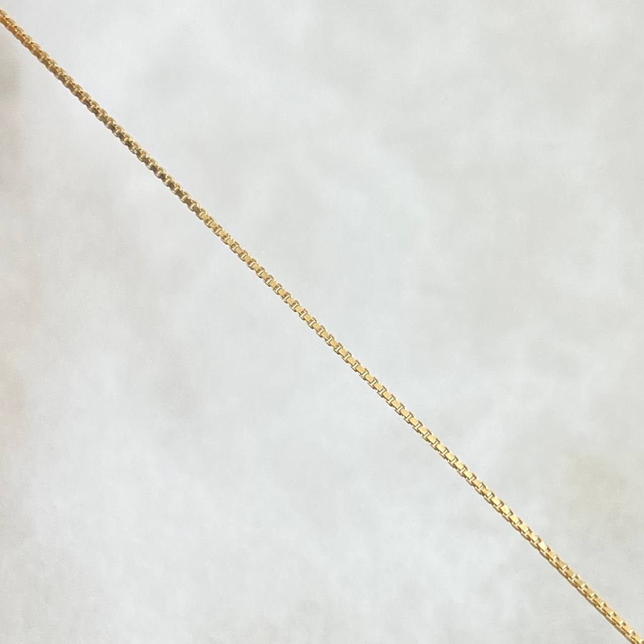 Cadena Veneciana 0.85gr / 40cm / 0.5mm + Dije Guadalupe 0.45gr / 1.8cm Silueta Mate 1.3gr / Oro Amarillo 18K (Oferta)