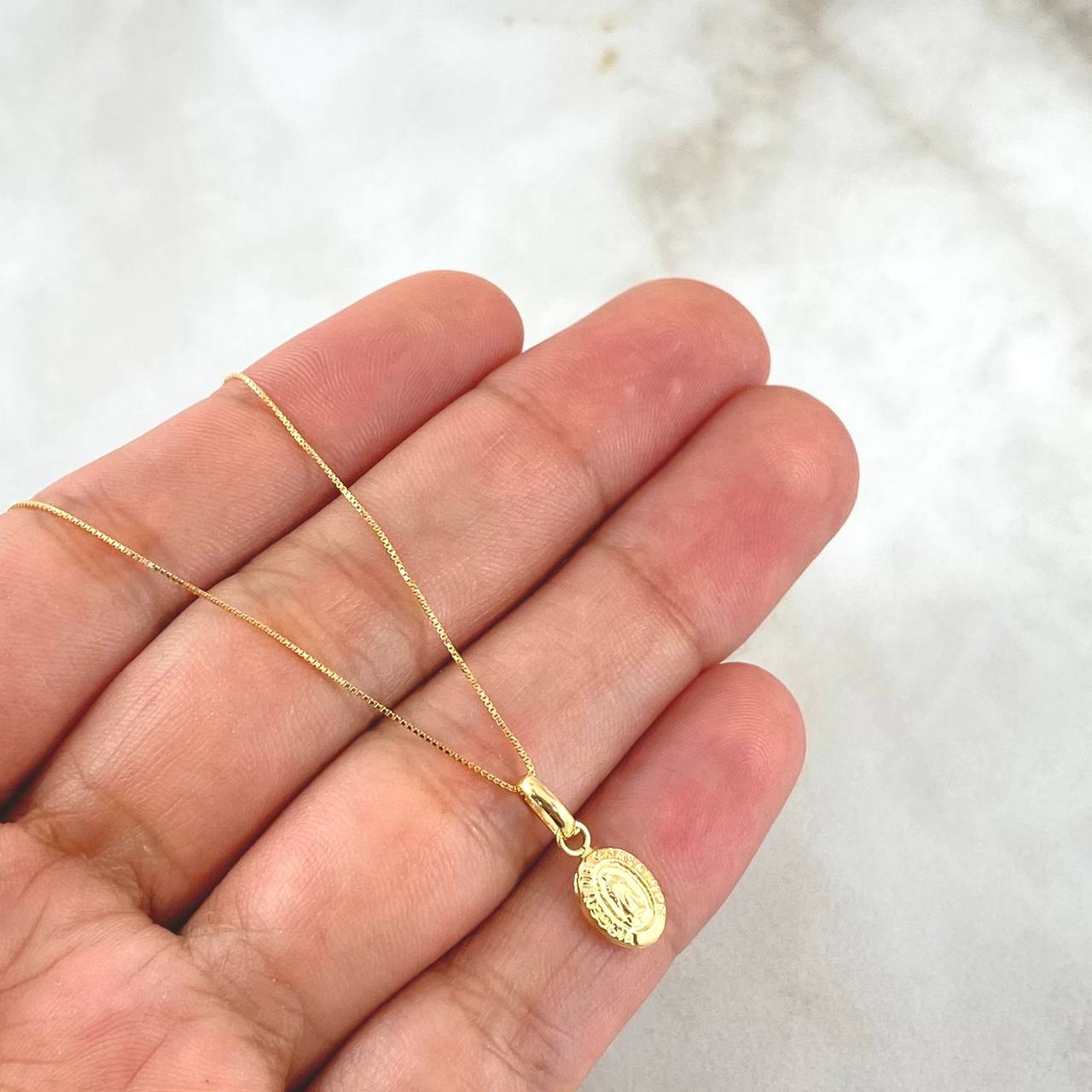 Cadena Veneciana 0.85gr / 40cm / 0.5mm + Dije Guadalupe 0.35gr / 1.5cm Ovalo Mate 1.2gr / Oro Amarillo 18K (Oferta)