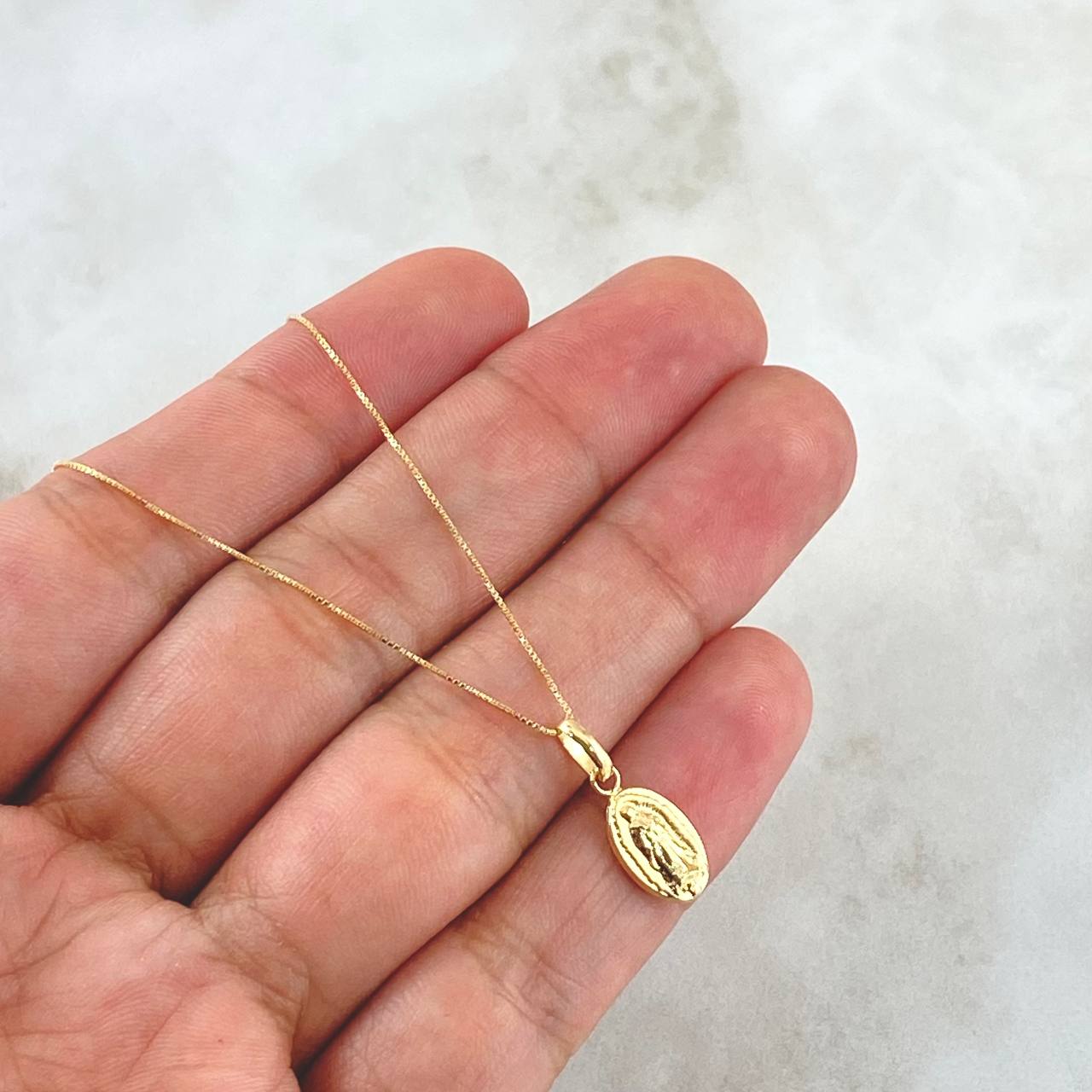 Cadena Veneciana 0.85gr / 40cm / 0.5mm + Dije Guadalupe 0.45gr / 1.8cm Silueta Mate 1.3gr / Oro Amarillo 18K (Oferta)