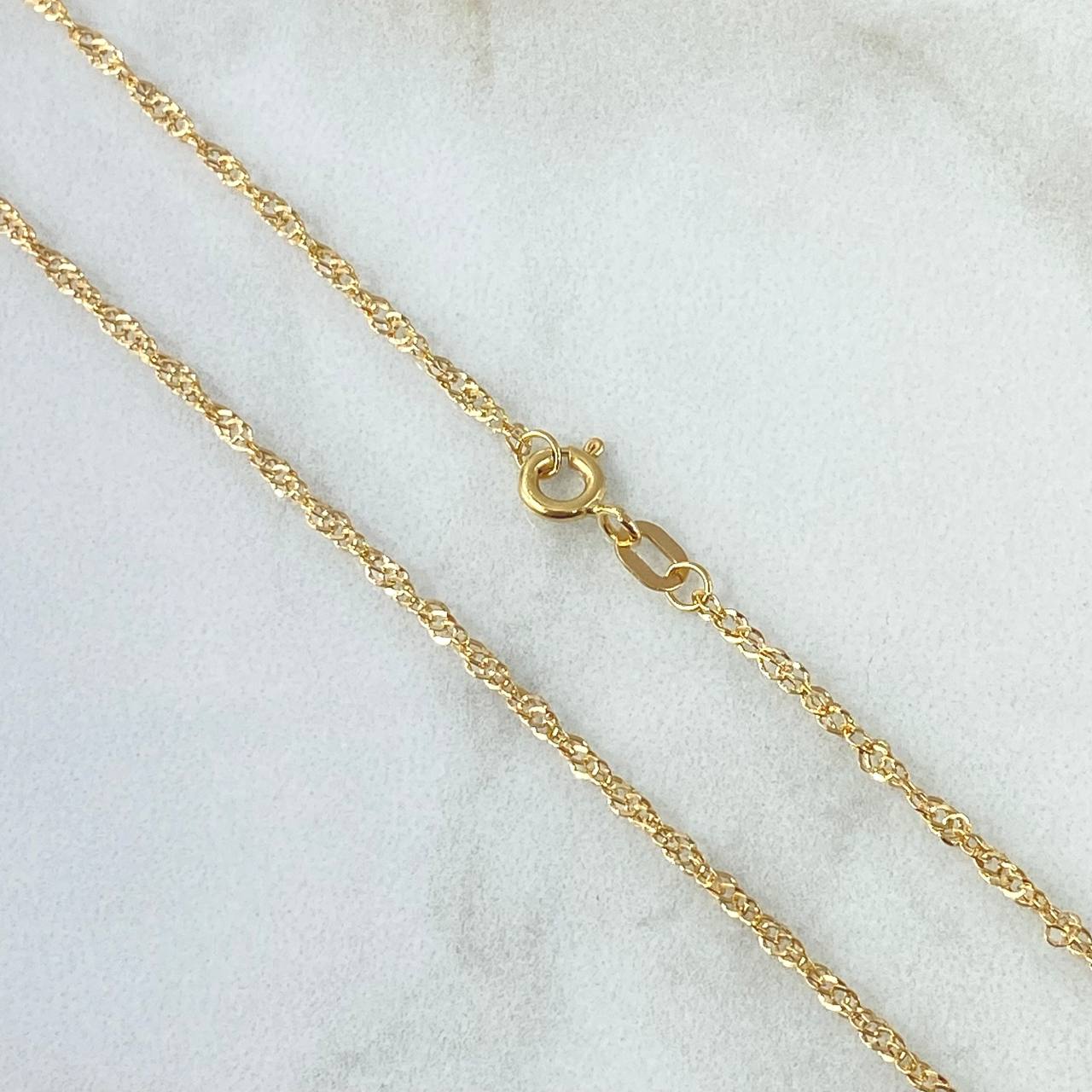 Cadena Singapur 1.1gr / 50cm / 1.7mm + Dije Guadalupe 0.4gr / 1.6cm Ovalo Mate 1.5gr / Oro Amarillo 18K (Oferta)