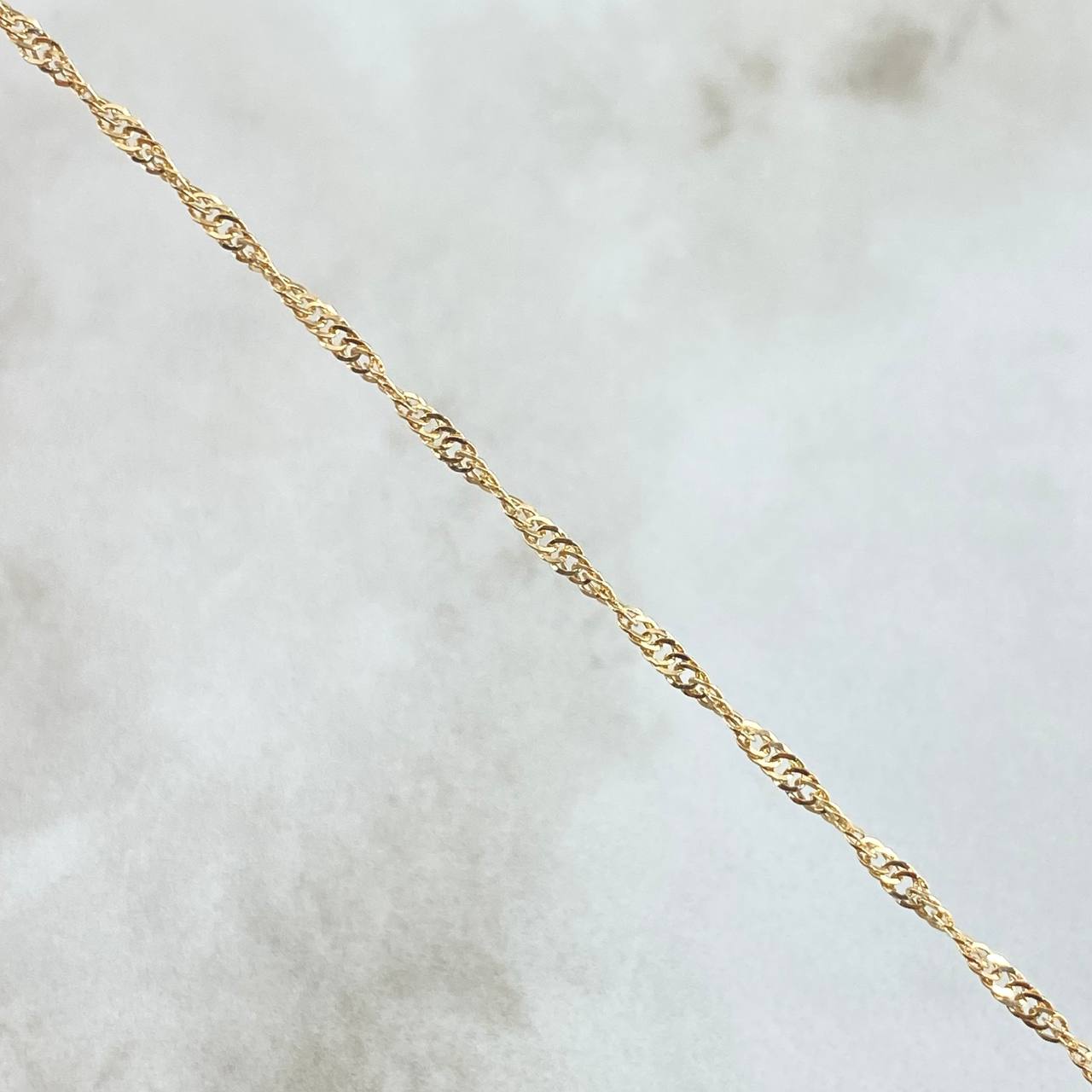 Cadena Singapur 1.15gr / 50cm / 1.7mm + Dije Guadalupe 0.35gr / 1.5cm Ovalo 1.5gr / Oro Amarillo 18K (Oferta)