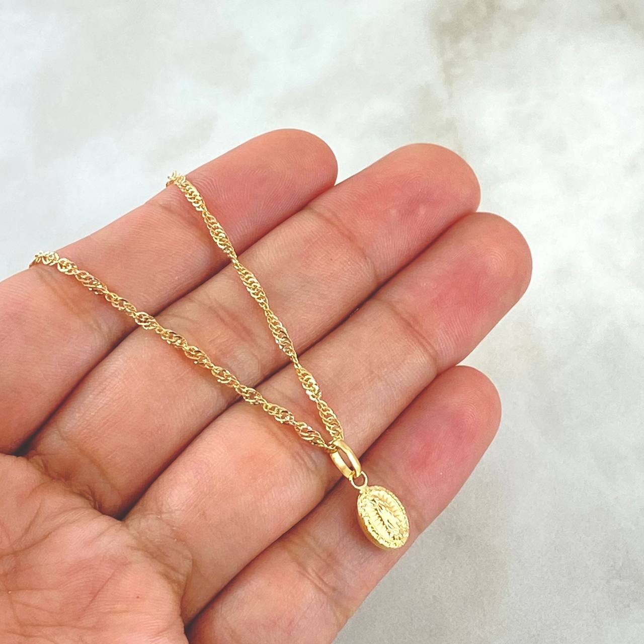 Cadena Singapur 1.1gr / 50cm / 1.7mm + Dije Guadalupe 0.4gr / 1.6cm Ovalo Mate 1.5gr / Oro Amarillo 18K (Oferta)