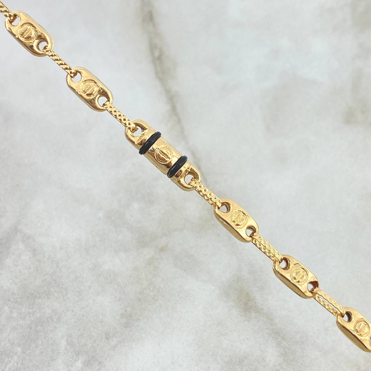 Pulso Rustico Tres Por Uno Tornillo 4.2gr / 20cm / 4mm Cauchos Negros - Eslabon Texturizado Oro Amarillo 18K