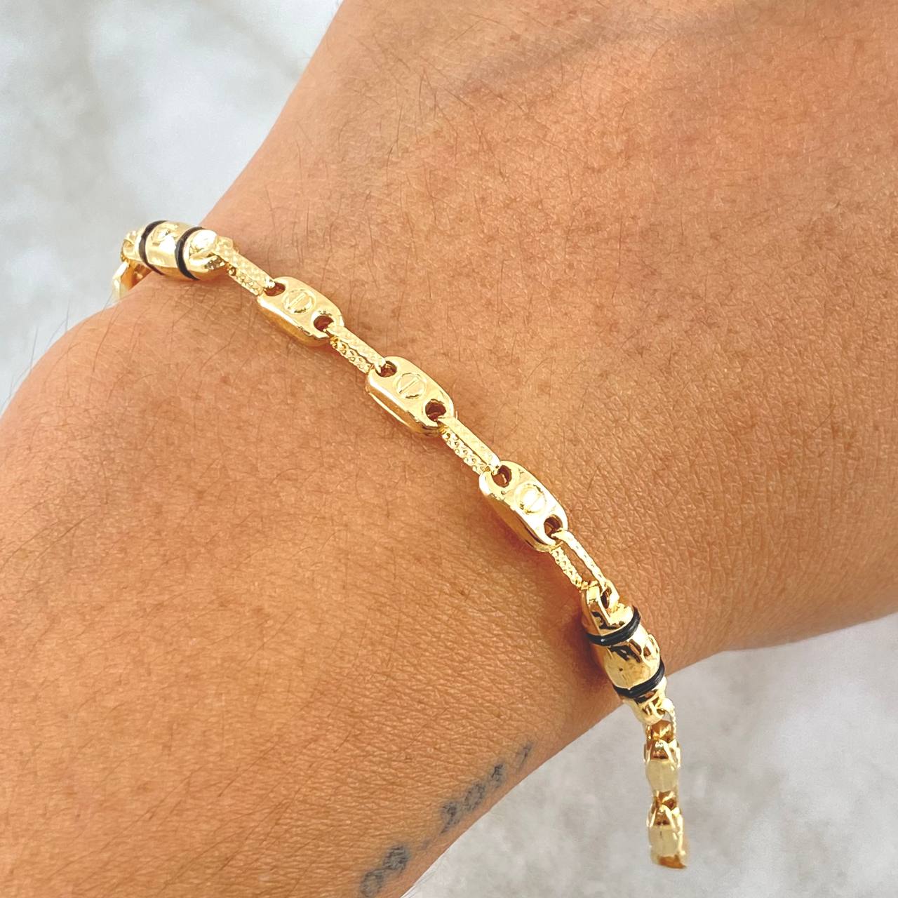Pulso Rustico Tres Por Uno Tornillo 4.2gr / 20cm / 4mm Cauchos Negros - Eslabon Texturizado Oro Amarillo 18K