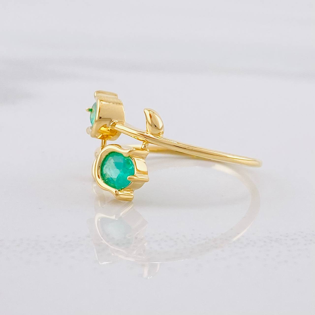 Anillo Tulipanes Esmeraldas 51pts 2.55g / T6 3/4 Oro Amarillo 18K