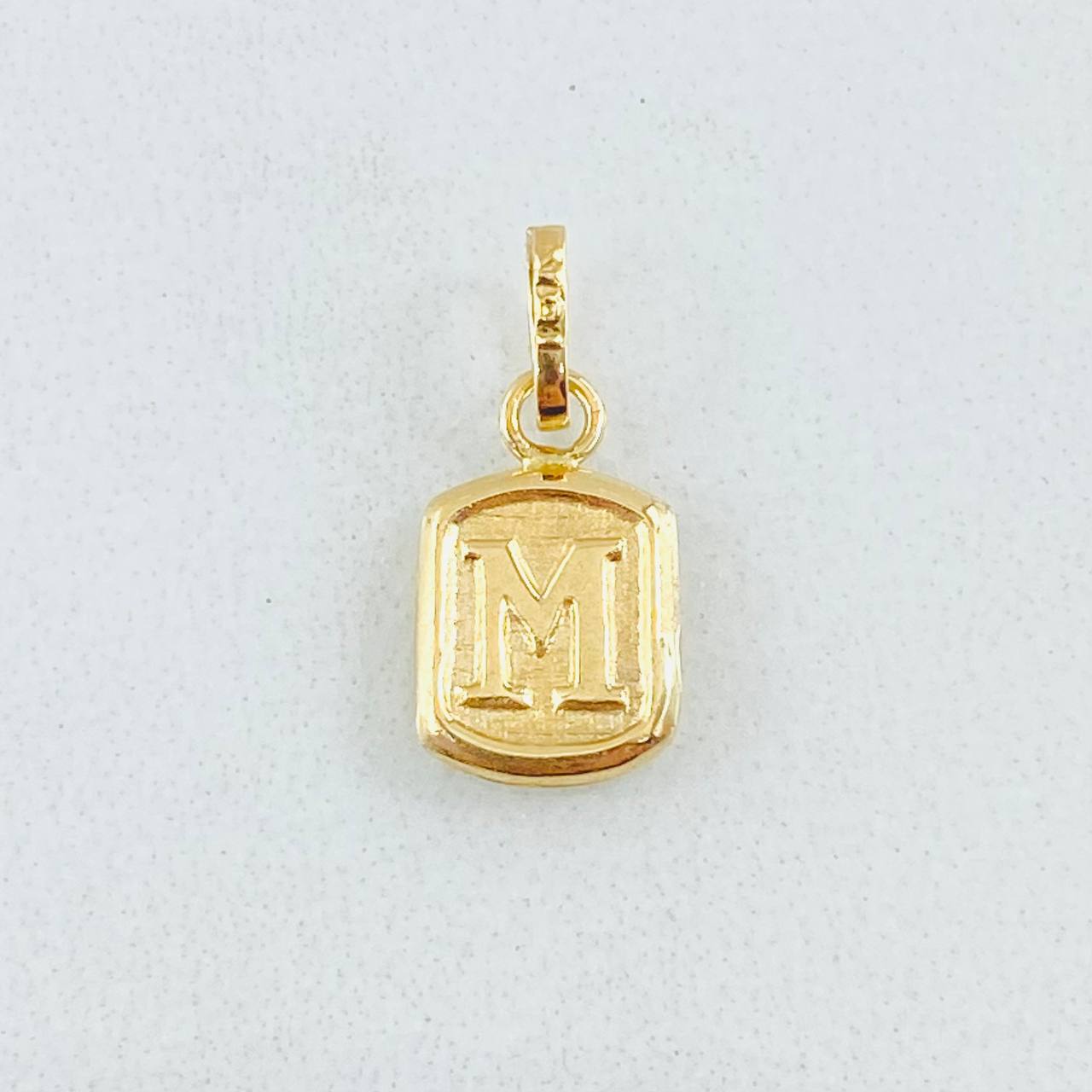 Dije Letra M 0.3gr / 1.5cm / Oro Amarillo 18K