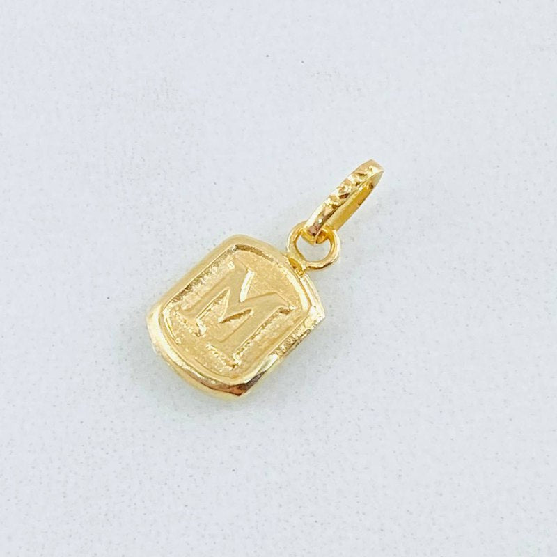 Dije Letra M 0.35 g / 1.4 cm Oro Amarillo 18K