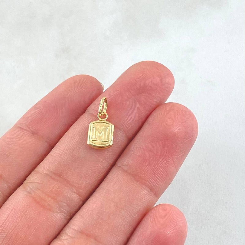 Dije Letra M 0.35 g / 1.4 cm Oro Amarillo 18K