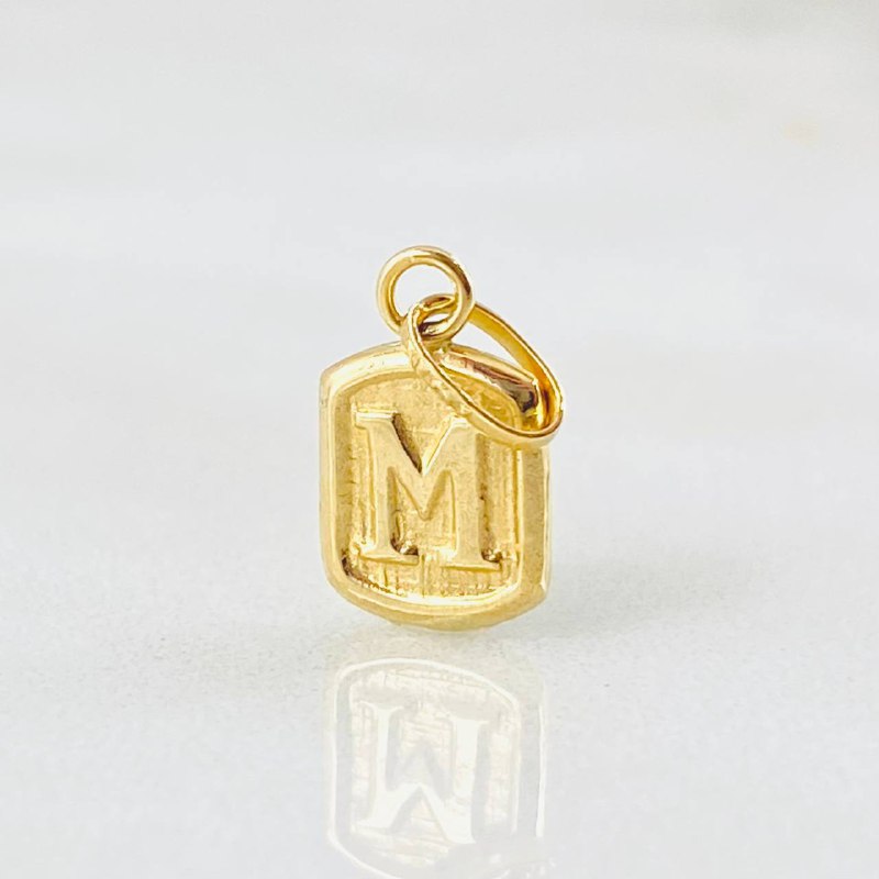 Dije Letra M 0.3gr / 1.5cm / Oro Amarillo 18K
