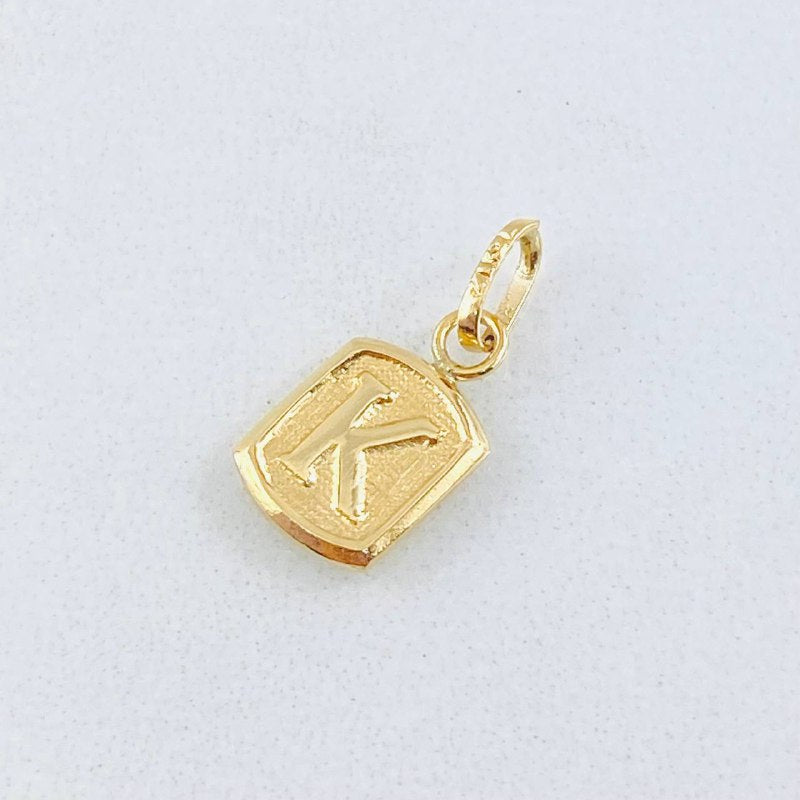 Dije Letra K Marco Texturizado 0.35gr / 1.5cm / Oro Amarillo 18K *