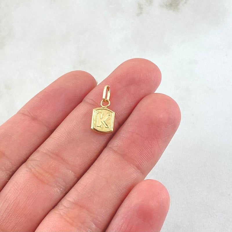 Dije Letra K Marco Texturizado 0.35gr / 1.5cm / Oro Amarillo 18K *