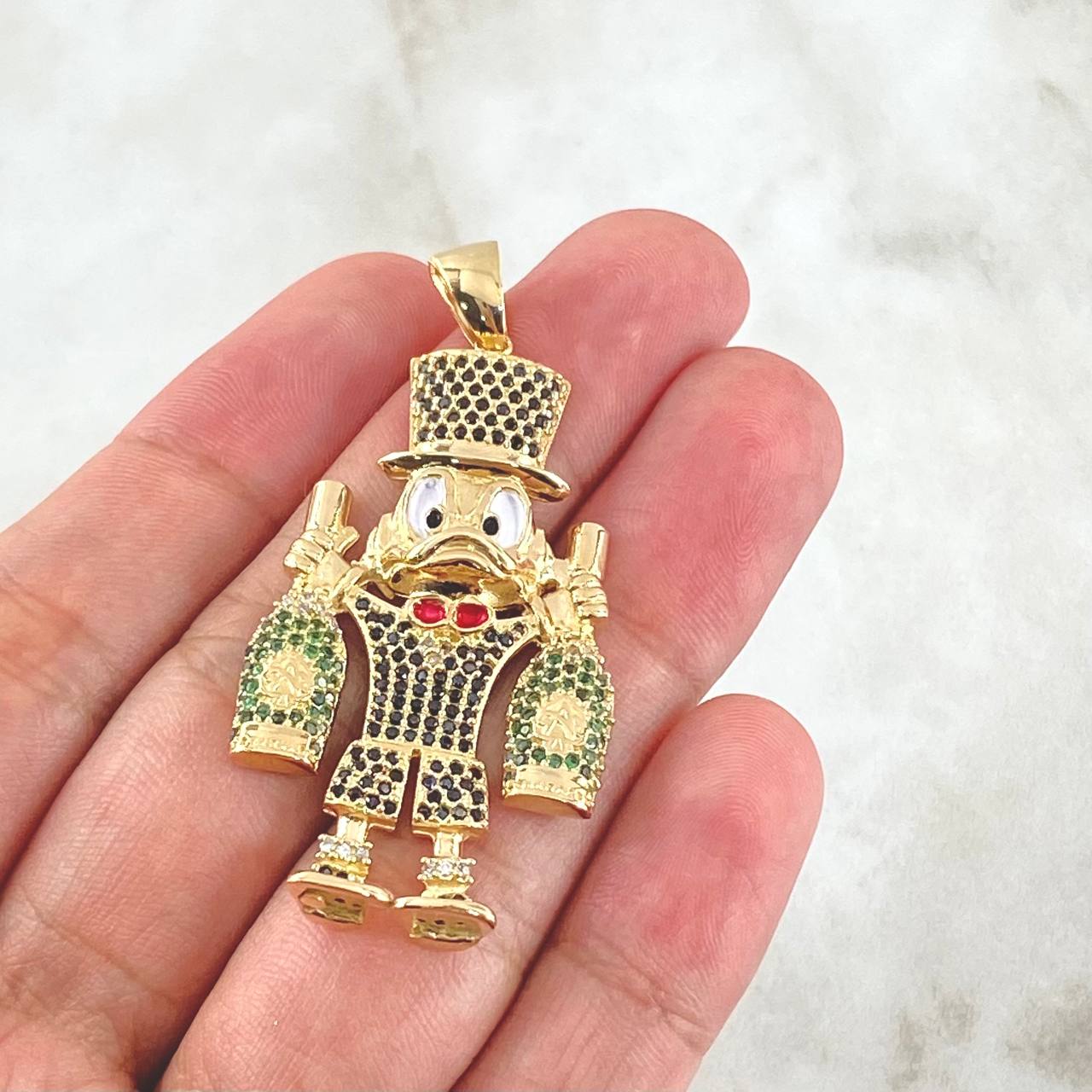Dije Pato Dinero Botellas 11.15gr / 5cm / Corbatín Rojo Circones Negros Verdes Oro Amarillo 18K
