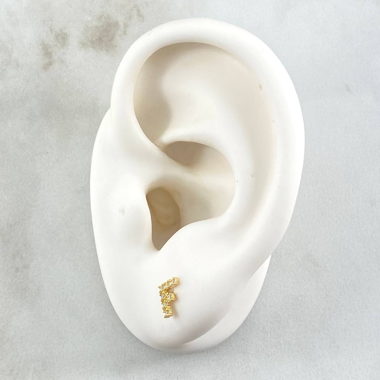 Topos Letra F 0.65gr / 6mm Circones Blancos Oro Amarillo 18K ©