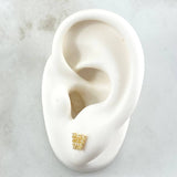Topos Letra W 0.9gr / 6mm Circones Blancos Oro Amarillo 18K ©