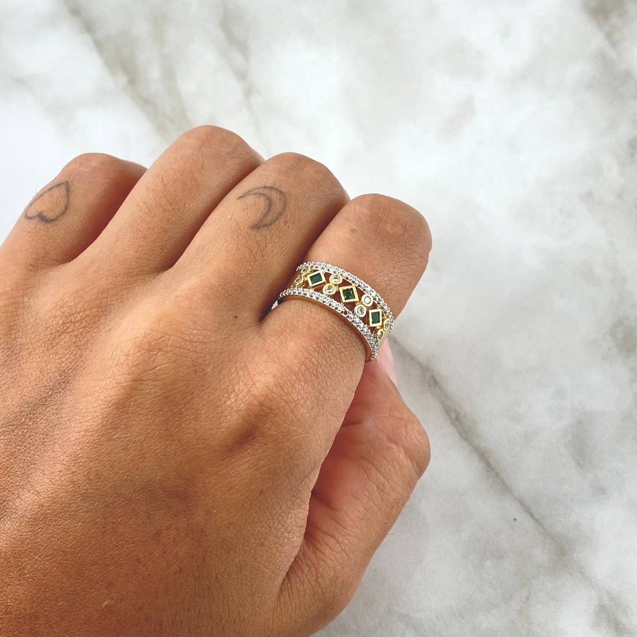Anillo Trio de Rombos 4.8gr / T6 / Circones Verdes Blancos Oro Amarillo 18K ©