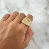 Anillo Sello Corona RX 7.8gr / T10 3/4 / Marco Ovalado Texturizado Circones Blancos Oro Amarillo 18K ©