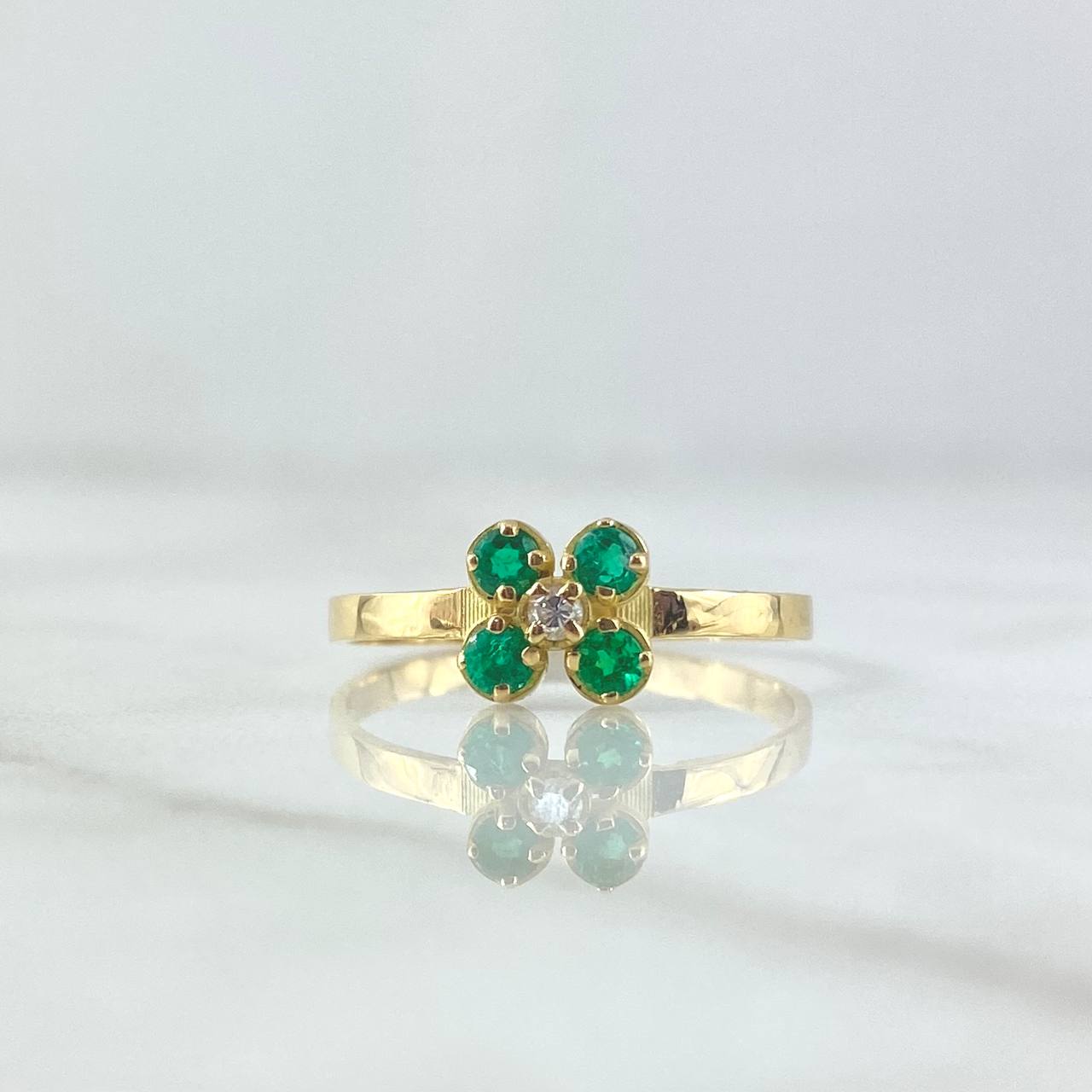Anillo Flor Petalo Cuatro Garras 1.75gr / T7 1/2 / Esmeraldas 16pts Diamante 3pts Oro Amarillo 18K (Joya) *