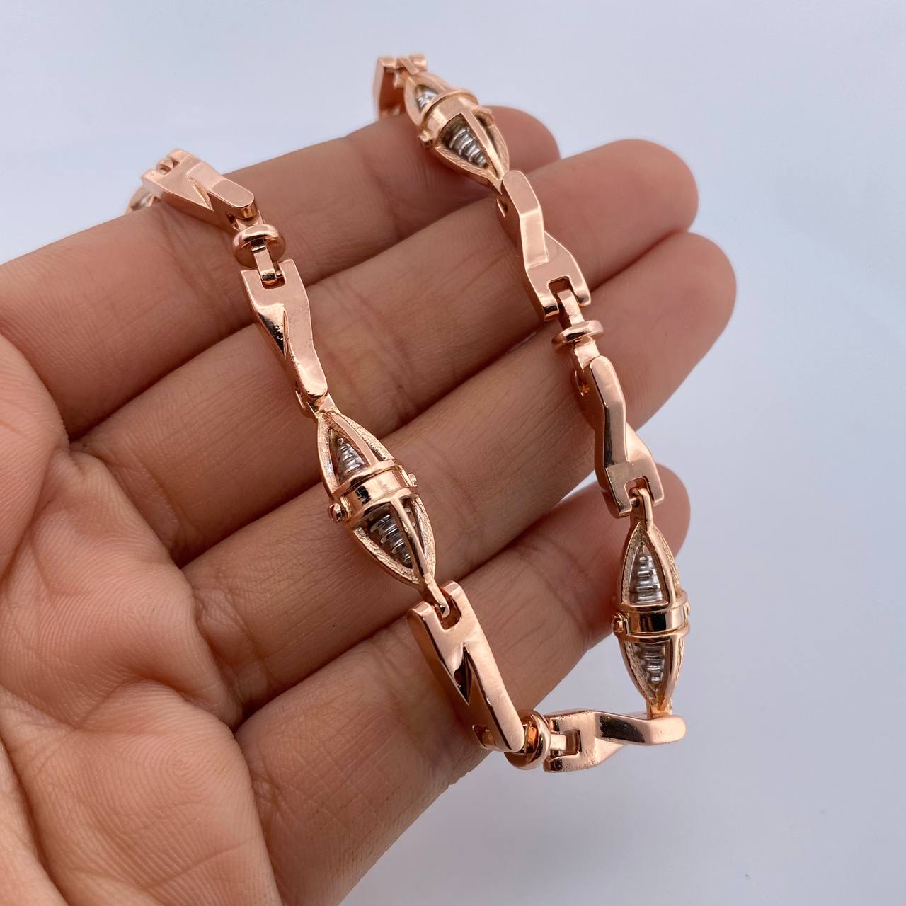 Cadena Rustica Dubai 107.05gr / 67.3cm / 7.3mm Circones Blancos Dos Oros Blanco Rosa 18K $