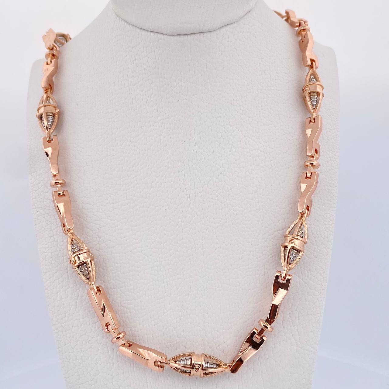 Cadena Rustica Dubai 107.05gr / 67.3cm / 7.3mm Circones Blancos Dos Oros Blanco Rosa 18K $