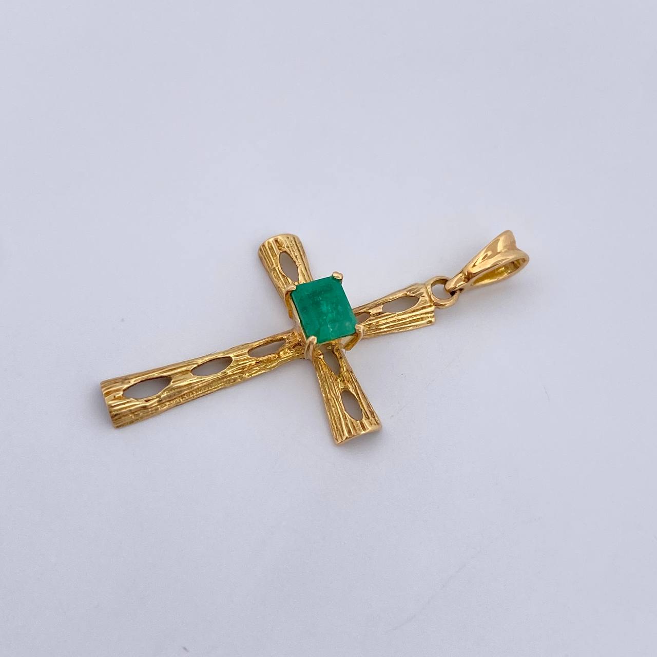 Dije Cruz 1.4gr / 3.2cm / Esmeralda 45 Pts Oro Amarillo 18K (Joya) &