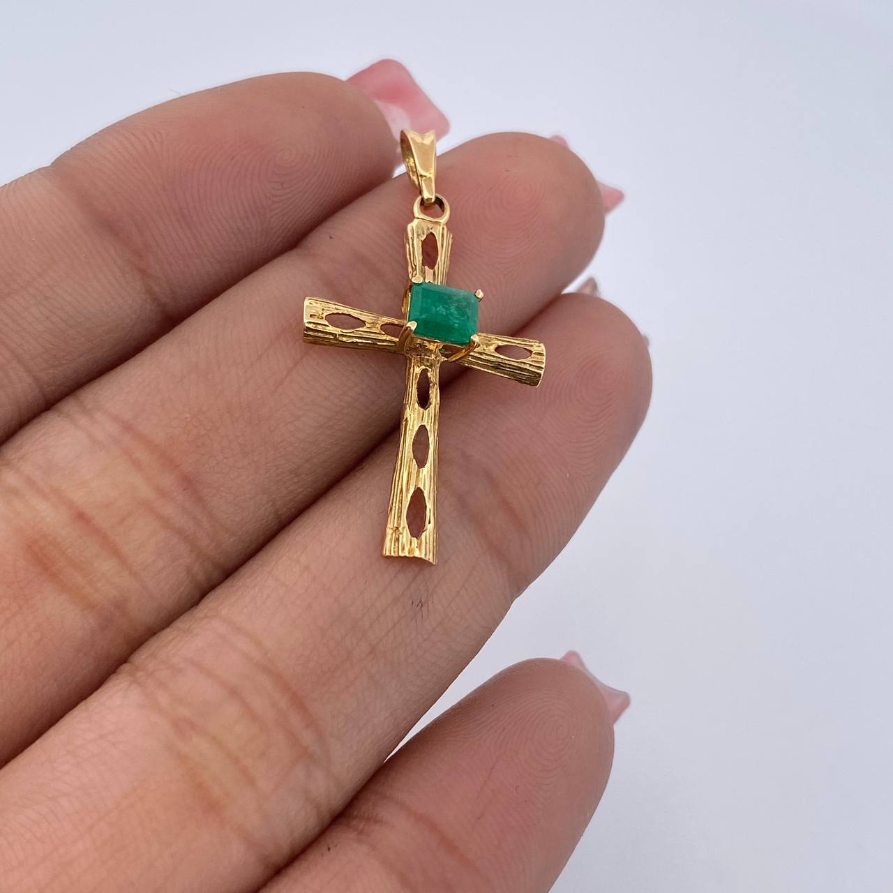 Dije Cruz 1.4gr / 3.2cm / Esmeralda 45 Pts Oro Amarillo 18K (Joya) &