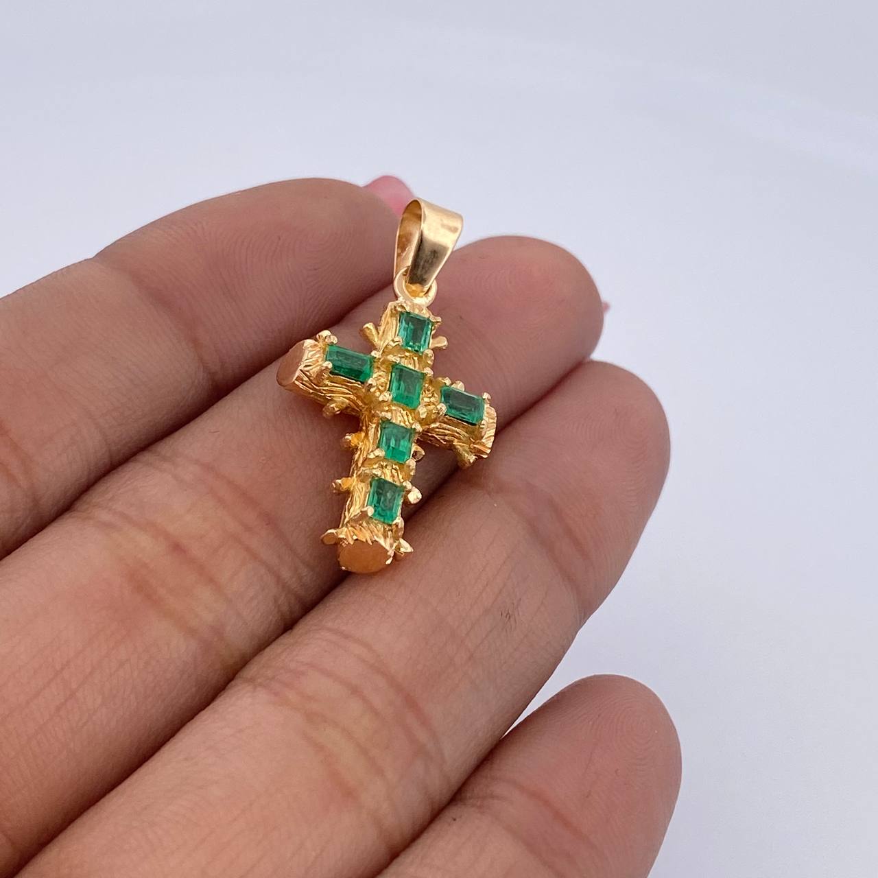Dije Cruz Mini Barroco 3.35gr / 3cm / Esmeraldas 35 Pts Oro Amarillo 18K (Joya) &